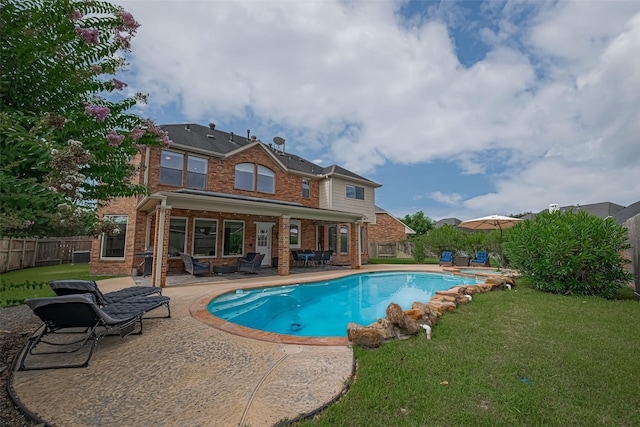 21002 Beech Landing Ln, Katy, TX 77450 - view of swimming pool featuring a patio, a fenced backyard, and a pool with connected hot tub