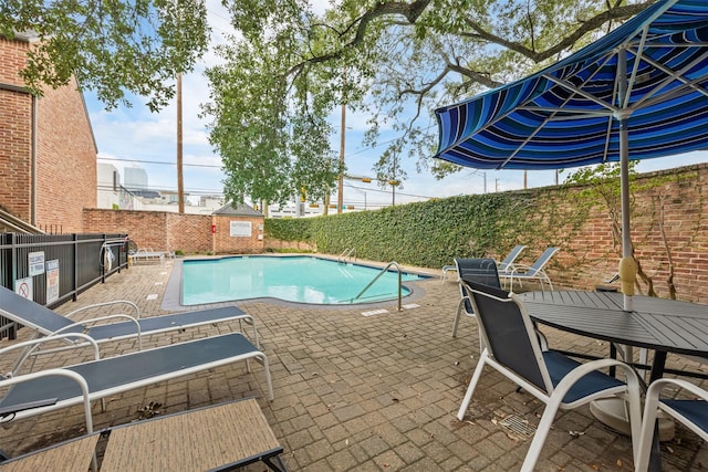 2829 Timmons Ln Unit 101, Houston, TX 77027 - community pool with a patio, a fenced backyard, and outdoor dining space
