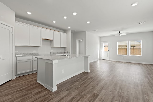 645 Blackberry Ln, La Marque, TX 77568 - kitchen featuring ceiling fan, a kitchen island with sink, dark wood-style flooring, white cabinets, and recessed lighting
