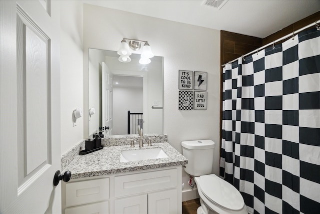 2201 Maple St, Liberty, TX 77575 - full bath with vanity and curtained shower