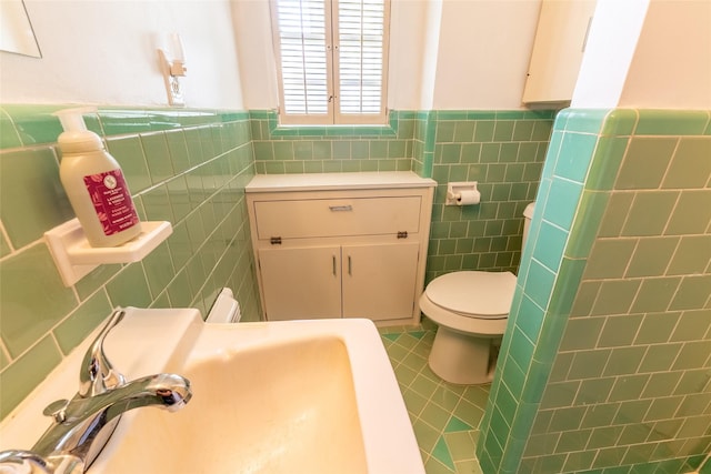7734 El Rancho St, Houston, TX 77087 - half bathroom featuring tile walls, wainscoting, and tile patterned flooring