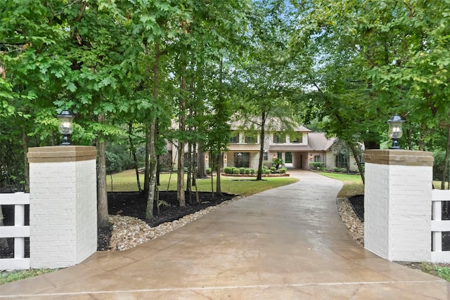10332 Hunter Creek Ln, Conroe, TX 77304 - view of front of home with driveway and a gate