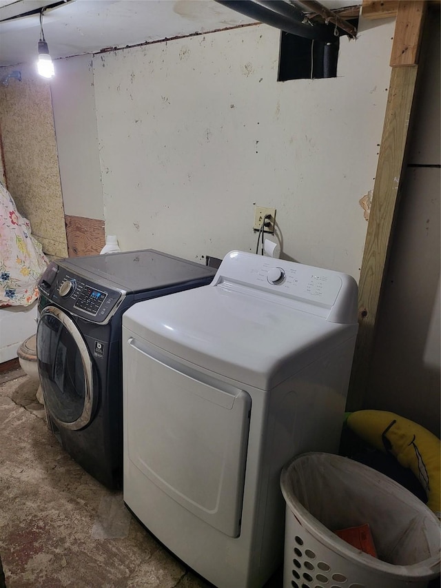 1529 Welch St, Houston, TX 77006 - laundry area featuring washing machine and clothes dryer