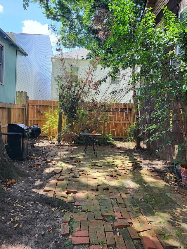 1529 Welch St, Houston, TX 77006 - fenced backyard with a patio area