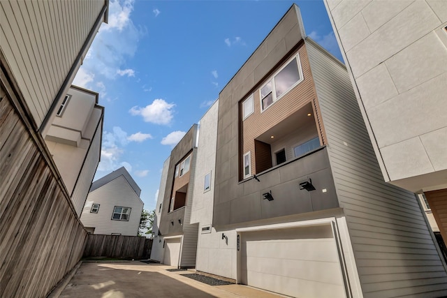 413 N Nagle St Unit B, Houston, TX 77003 - view of property with a garage