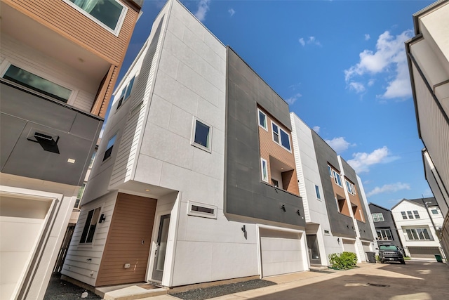 413 N Nagle St Unit B, Houston, TX 77003 - view of property featuring a residential view and a garage