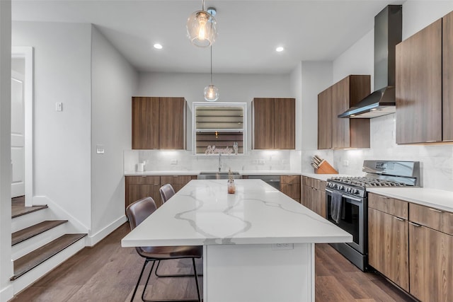 413 N Nagle St Unit B, Houston, TX 77003 - kitchen with stainless steel gas range, wall chimney exhaust hood, modern cabinets, a breakfast bar, and recessed lighting