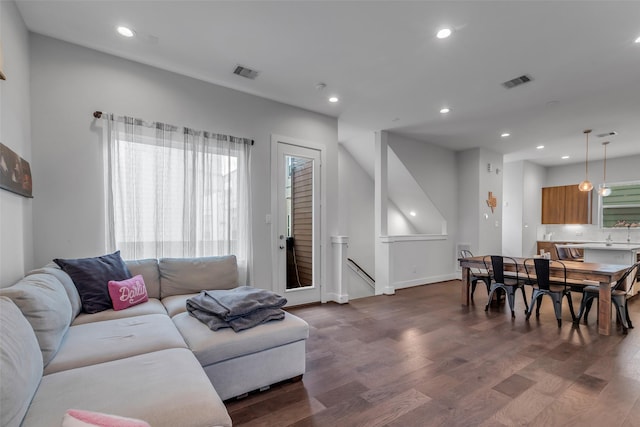 413 N Nagle St Unit B, Houston, TX 77003 - living area featuring dark wood finished floors and recessed lighting