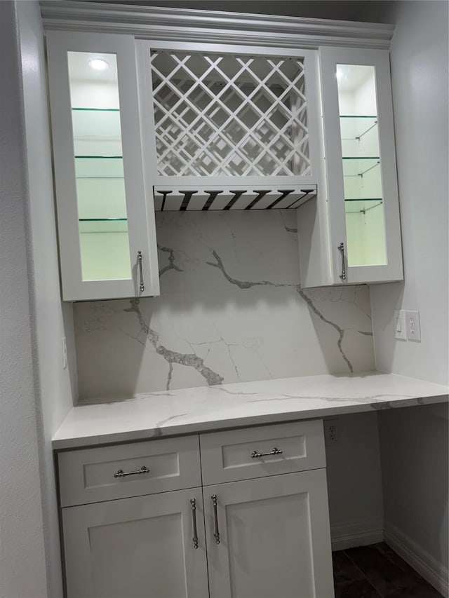 14410 Brentshire Ln, Houston, TX 77069 - bar area featuring tasteful backsplash
