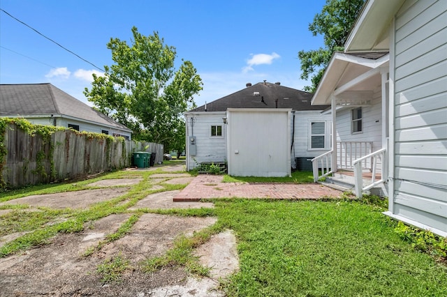 1922 Des Jardines St, Houston, TX 77023 - view of yard