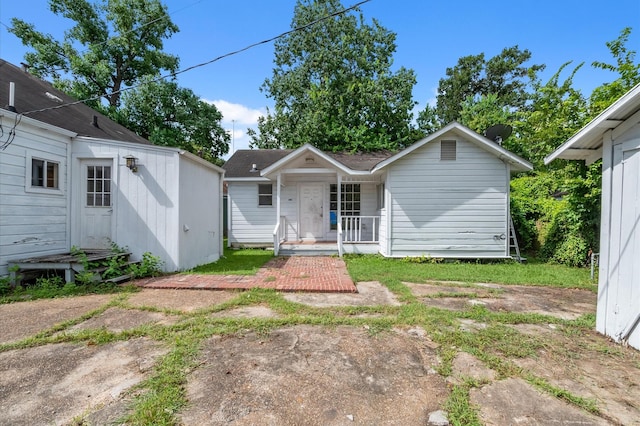1922 Des Jardines St, Houston, TX 77023 - view of front facade featuring covered porch and a shingled roof