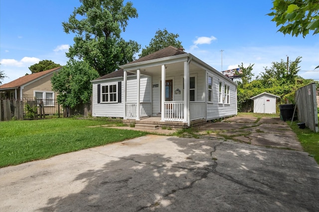 1922 Des Jardines St, Houston, TX 77023 - view of front facade featuring a storage shed and a porch