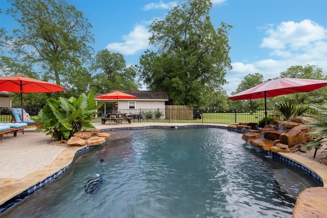 194 2 Mile Ln, Smithville, TX 78957 - view of pool with a patio