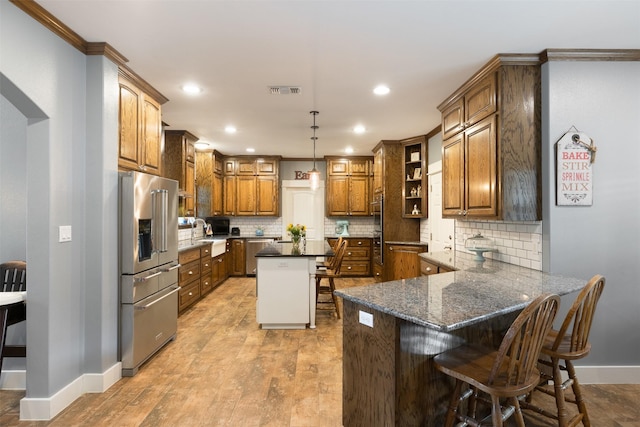 194 2 Mile Ln, Smithville, TX 78957 - kitchen with stainless steel appliances, a peninsula, a breakfast bar area, open shelves, and decorative backsplash