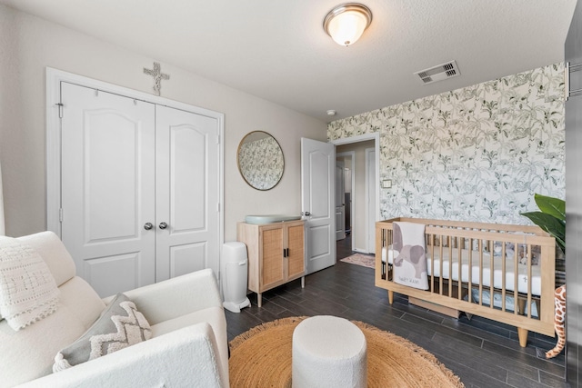 4663 Trembling Forest Ln, Houston, TX 77092 - bedroom with wallpapered walls, wood finish floors, a closet, and an accent wall