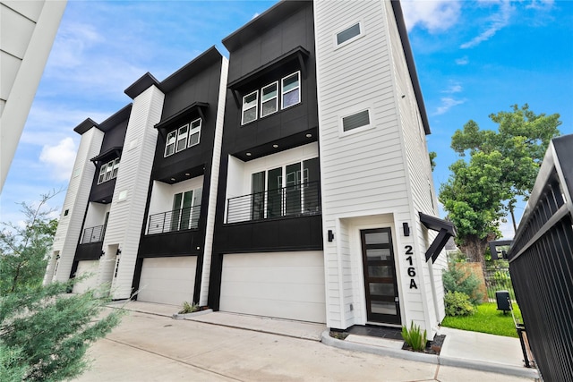 216 E 31st 1/2 St Unit B, Houston, TX 77018 - contemporary house featuring an attached garage and driveway