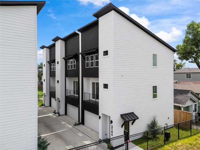 216 E 31st 1/2 St Unit B, Houston, TX 77018 - view of side of property with a garage and driveway