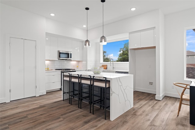 216 E 31st 1/2 St Unit B, Houston, TX 77018 - kitchen featuring stainless steel appliances, white cabinets, modern cabinets, healthy amount of natural light, and recessed lighting