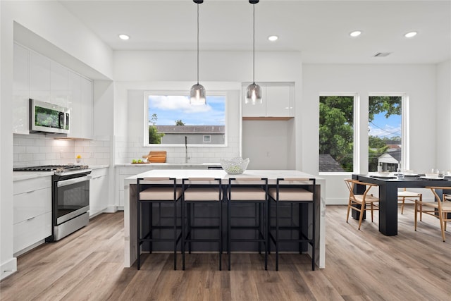 216 E 31st 1/2 St Unit B, Houston, TX 77018 - kitchen featuring stainless steel appliances, modern cabinets, white cabinetry, a center island, and recessed lighting