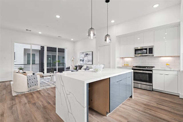 216 E 31st 1/2 St Unit B, Houston, TX 77018 - kitchen featuring stainless steel appliances, modern cabinets, white cabinets, recessed lighting, and light wood-style floors