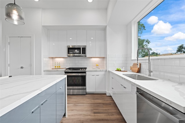 216 E 31st 1/2 St Unit B, Houston, TX 77018 - kitchen with appliances with stainless steel finishes, dark wood-style floors, white cabinetry, modern cabinets, and hanging light fixtures