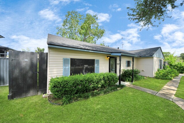 1404 Aldrich St, Houston, TX 77055 - view of front of house with a front lawn