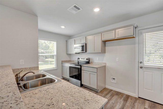 1316 Farquhar St, Navasota, TX 77868 - kitchen featuring stainless steel appliances, light wood-style flooring, light countertops, and recessed lighting