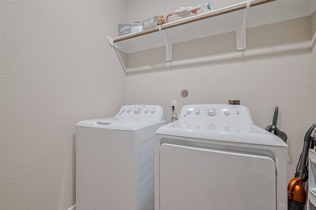 2526 Granberry Pt, Missouri City, TX 77459 - laundry area featuring independent washer and dryer and a textured wall