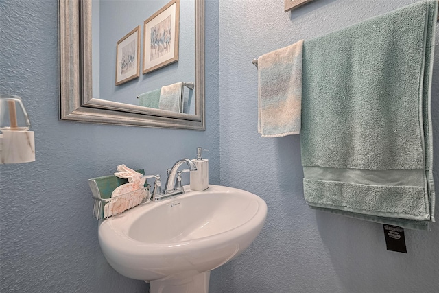 2526 Granberry Pt, Missouri City, TX 77459 - bathroom featuring a textured wall