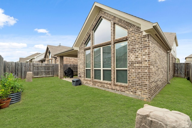 6023 Dovetail Cliff Ct, Katy, TX 77493 - view of side of property with brick siding and a fenced backyard