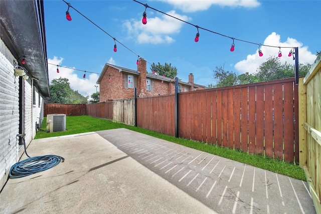 9622 Clanton St, Houston, TX 77080 - fenced backyard with a patio area