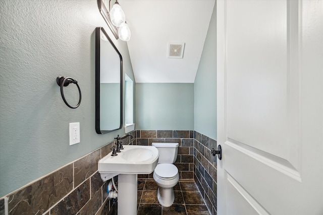 431 Jackson Hill St, Houston, TX 77007 - half bath featuring tile walls and a wainscoted wall