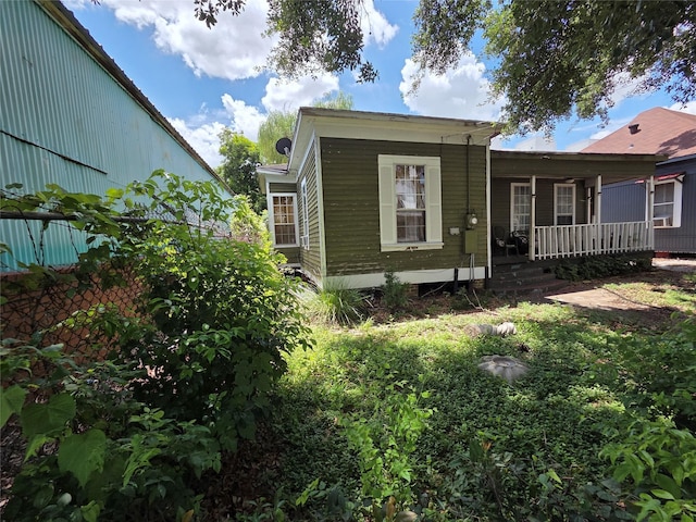 2509 St Emanuel St, Houston, TX 77004 - view of property exterior with a porch