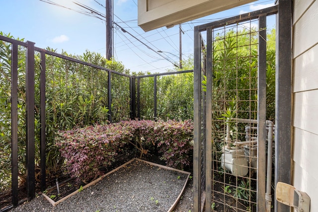 1801 Radcliffe St, Houston, TX 77007 - exterior view of a fenced backyard