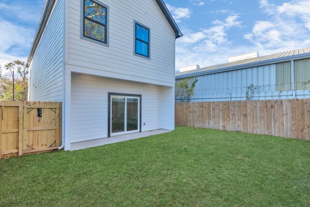 2213 Lee St, Houston, TX 77026 - rear view of property with a gate
