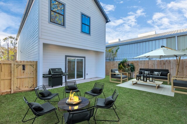 2213 Lee St, Houston, TX 77026 - back of property with an outdoor hangout area and a patio area
