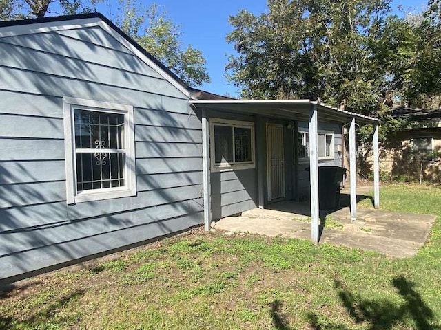5131 Nassau Rd, Houston, TX 77021 - view of side of home with a lawn