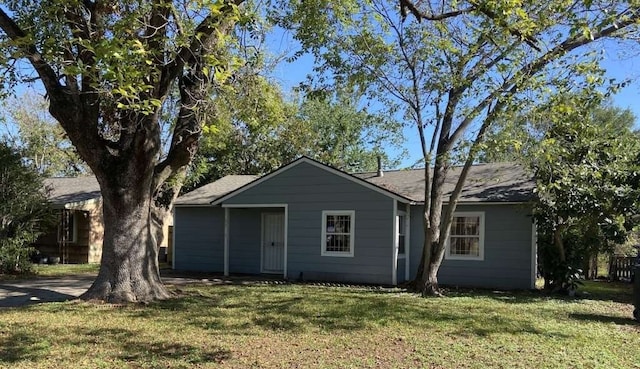 5131 Nassau Rd, Houston, TX 77021 - view of front of house with a front yard and a shingled roof
