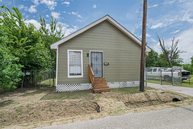 3024 Brackenridge St, Houston, TX 77026 - view of front facade with entry steps, a gate, and crawl space