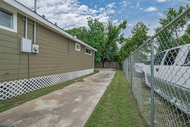 3024 Brackenridge St, Houston, TX 77026 - view of side of home with concrete driveway