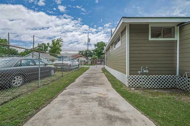 3024 Brackenridge St, Houston, TX 77026 - view of side of home featuring driveway