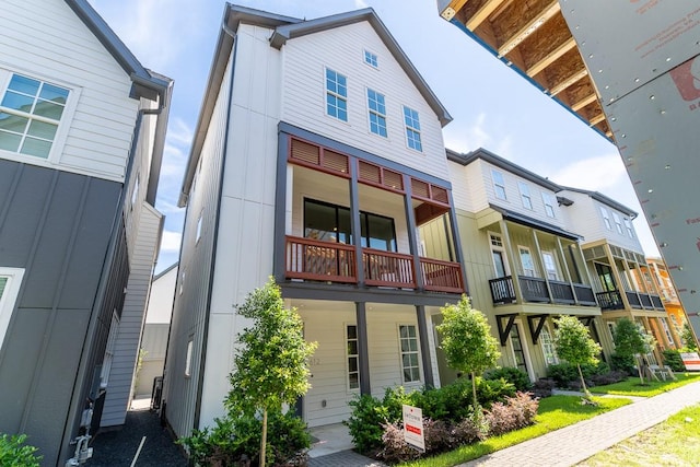 612 Delmar, Houston, TX 77023 - rear view of house with board and batten siding
