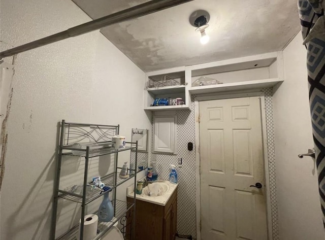 122 Amundsen St, Houston, TX 77009 - bathroom with vanity