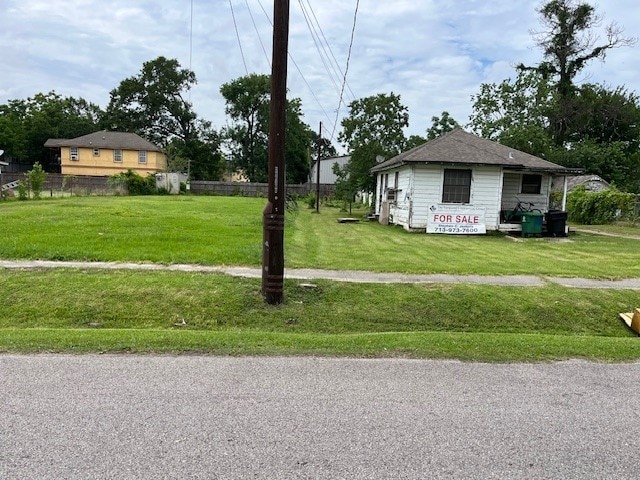 911 Bennington St, Houston, TX 77022 - view of yard