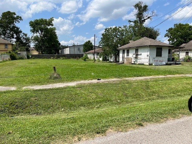 911 Bennington St, Houston, TX 77022 - view of yard
