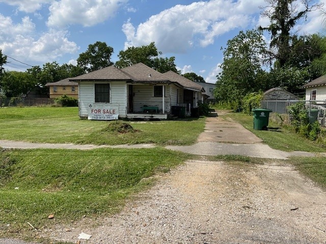 911 Bennington St, Houston, TX 77022 - bungalow with driveway
