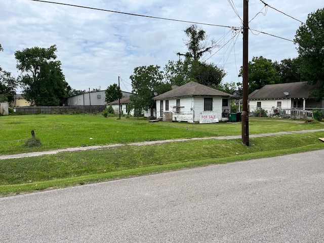 911 Bennington St, Houston, TX 77022 - view of front of home