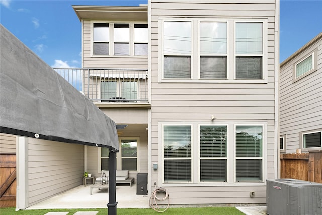 1909 Monaco Memorial Ln, Houston, TX 77043 - back of property with a patio area