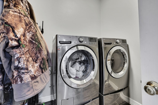 6202 Oleander Dr, Baytown, TX 77523 - laundry room with washer and clothes dryer and baseboards