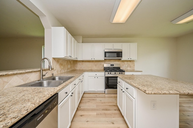 2046 Grand Park Dr, Missouri City, TX 77489 - kitchen featuring stainless steel appliances, light wood finished floors, backsplash, and white cabinets